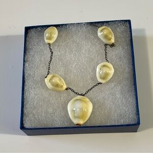 Costal Cream Shell 18” Necklace GUC
